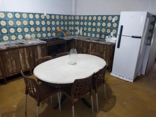 奧林達的住宿－Casa Prudente，厨房配有白色的桌子和冰箱。