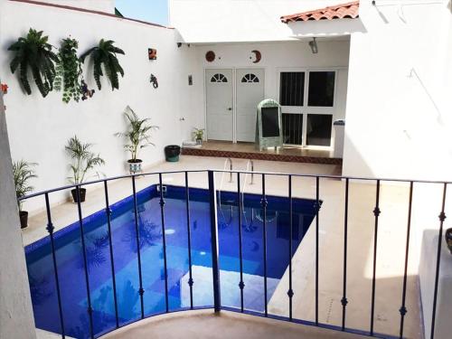 uma vista para uma piscina a partir de uma varanda em Hotel Quinta Mar y Selva em Chacala