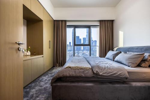 um quarto com uma cama grande e uma janela grande em DownTown, Dubai Burj Royale 2 BDR Apartment Full Burj - Khalifa view em Dubai
