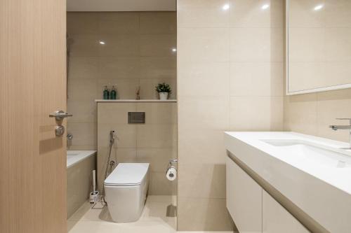 uma casa de banho com um WC e um lavatório em DownTown, Dubai Burj Royale 2 BDR Apartment Full Burj - Khalifa view em Dubai