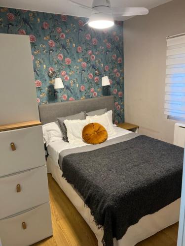 1 dormitorio con cama con almohada en Apartamento Vallecas Plaza, en Madrid