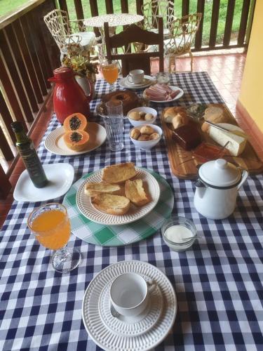 Pousada dos OlivaisにあるPousada dos Olivaisの青白チェックのテーブル布に盛り付けのテーブル