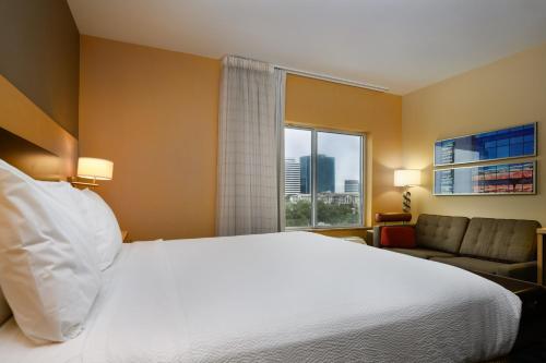 Rúm í herbergi á TownePlace Suites by Marriott Houston Westchase