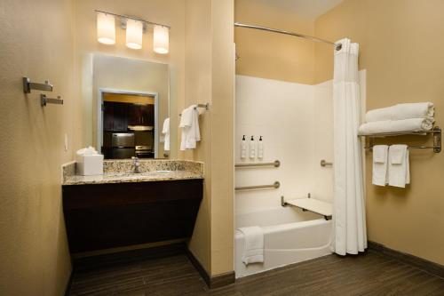 ヒューストンにあるTownePlace Suites by Marriott Houston Westchaseのバスルーム(バスタブ、シンク、シャワー付)