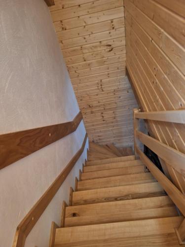 una escalera en un edificio de madera con techos de madera en Domki Nad Liliowym Stawem, en Berezka