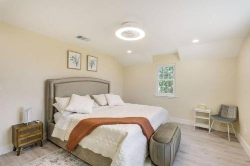 Katil atau katil-katil dalam bilik di 10 mins to Samsung Taylor -Home in Coupland, Texa