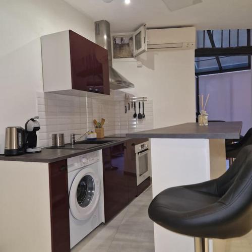 une cuisine avec une machine à laver dans une cuisine dans l'établissement Vieille-Ville de Nice 2 pièces proche Mer, à Nice