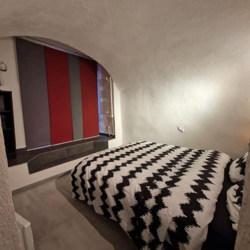 - une chambre avec une couverture noire et blanche sur un lit dans l'établissement Vieille-Ville de Nice 2 pièces proche Mer, à Nice