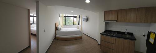 Zimmer mit einer Küche mit einem Bett und einem Herd in der Unterkunft Apartamento Meredi in Bogotá