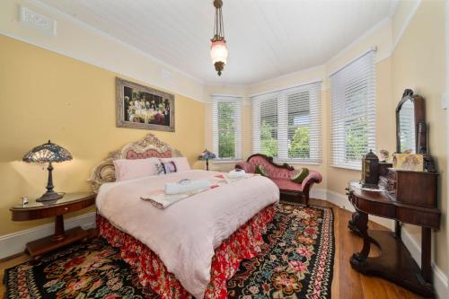 a bedroom with a large bed and a table and chairs at Berdea in Leura