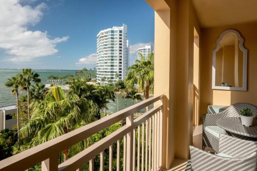un balcone con vista sull'oceano e su un edificio di The Ritz-Carlton, Sarasota a Sarasota