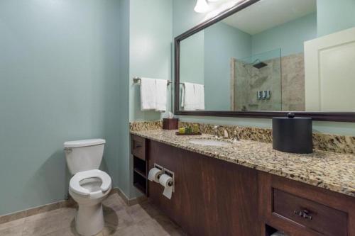 Bilik mandi di Chateau Saint Denis Hotel, a Trademark Collection by Wyndham