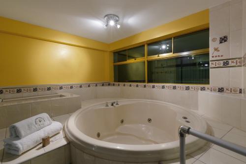 baño con bañera y ventana en Lucky Star Hotel en Chiclayo