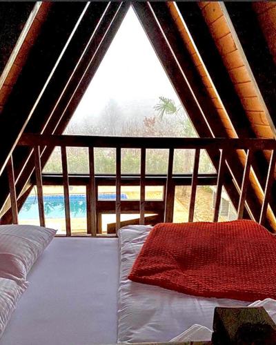 uma cama num quarto com uma grande janela em Sapancaimrozveposeidon em Sakarya