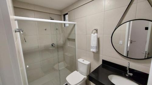 マセイオにあるConforto e tranquilidade, 2 quartos na Pajuçaraのトイレ、洗面台、鏡のあるバスルーム