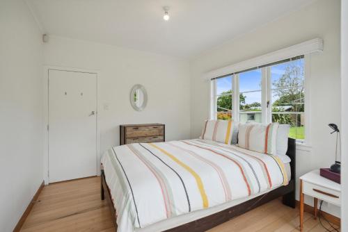 Katil atau katil-katil dalam bilik di Sun-drenched Bach - Leigh Holiday Home