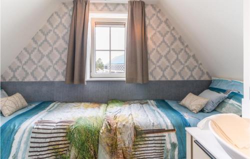 een slaapkamer met een bed en een raam bij Lovely Home In Harderwijk With Kitchen in Harderwijk