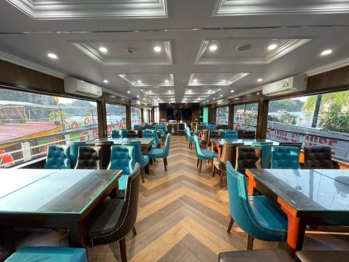 un vagone ristorante di un treno con tavoli e sedie di New Way Hotel a Cat Ba