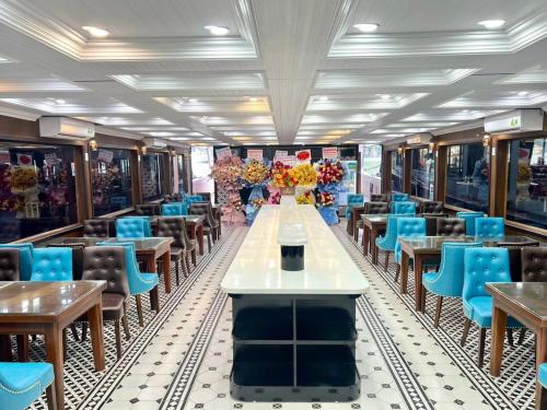 een restauratiewagen van een trein met blauwe stoelen en tafels bij New Way Hotel in Cat Ba