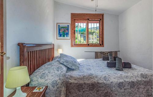 - une chambre avec un lit et une fenêtre dans l'établissement Beautiful Apartment In Archez With Wi-fi, à Árchez