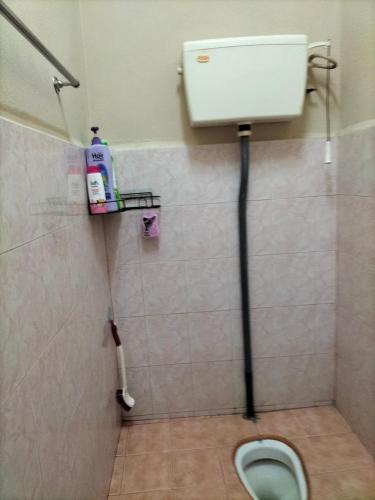 Ένα μπάνιο στο SRI TEGUH HOMESTAY