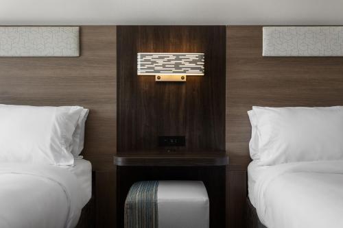 Un pat sau paturi într-o cameră la Holiday Inn Express Hotel & Suites Chattanooga-Lookout Mountain, an IHG Hotel