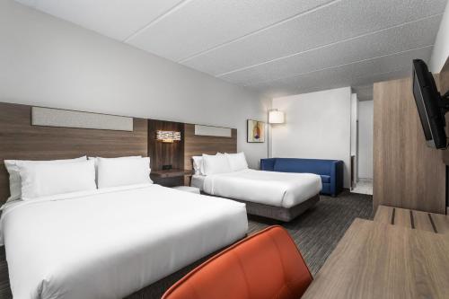 Cette chambre comprend 2 lits et une télévision. dans l'établissement Holiday Inn Express Hotel & Suites Chattanooga-Lookout Mountain, an IHG Hotel, à Chattanooga