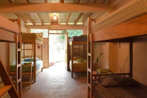ein Zimmer mit einem Haufen Etagenbetten in der Unterkunft Ecolodge Guancascos, cabaña para 16 personas al pie del PN Celaque in Villa Verde