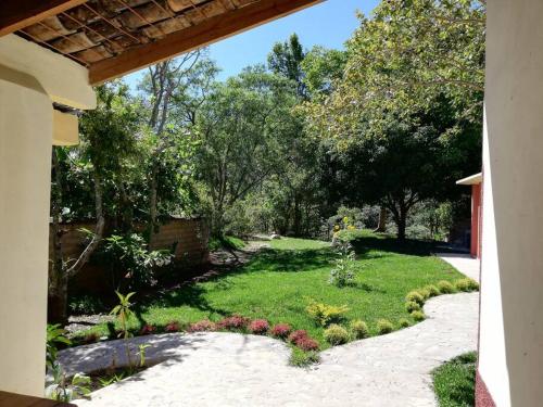 a view of a garden from a house at Ecolodge Guancascos, cabaña para 16 personas al pie del PN Celaque in Villa Verde
