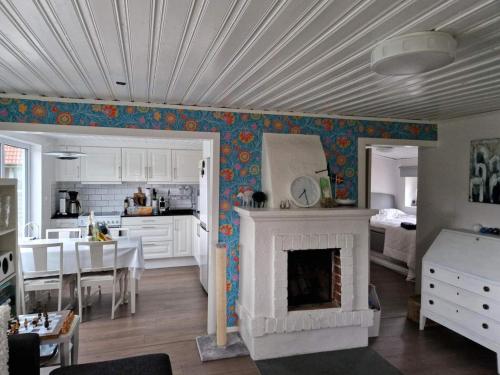 cocina y sala de estar con chimenea en Holiday home SKÖVDE en Skövde