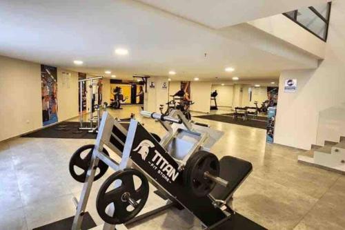 een fitnessruimte met een loopband in het midden van een ruimte bij El depart del Franco en Cuenca in Cuenca