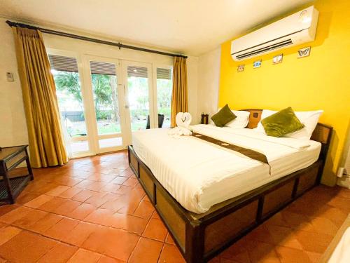 ein Schlafzimmer mit einem großen Bett in einem Zimmer in der Unterkunft Vongdeuan Resort in Ko Samed