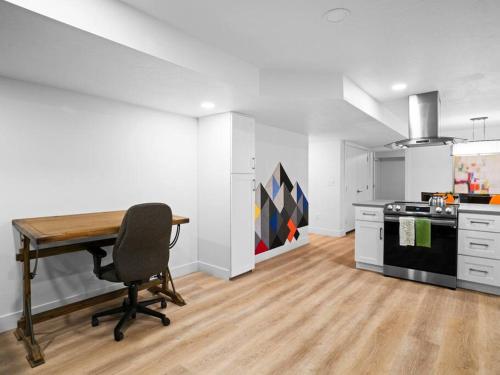 a kitchen with a desk and a chair in a room at Grace's View, full kitchen, close to skiing in Sandy