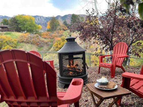 a fire pit in a yard with chairs and a table at Grace's View, full kitchen, close to skiing in Sandy