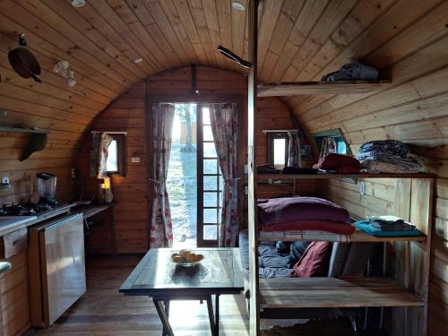 een kamer met een hut met stapelbedden erin bij Aldeia Ananda Imbituba in Imbituba