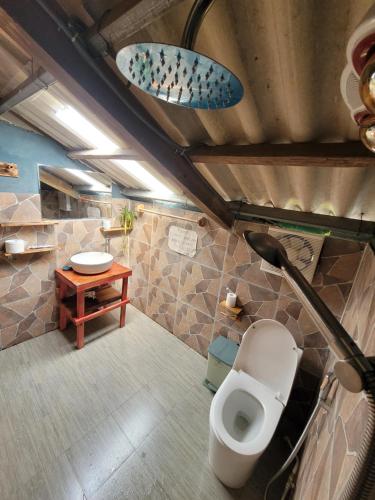 薩帕的住宿－Sapa's Soul，一间带卫生间和木桌的浴室