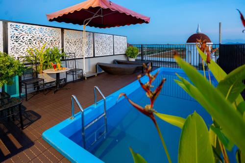 - une piscine sur un balcon avec un parasol dans l'établissement Sunland Halong Hotel and Restaurant, à Hạ Long