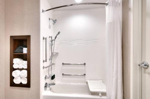 y baño con bañera y ducha. en Residence Inn by Marriott Phoenix West/Avondale, en Avondale