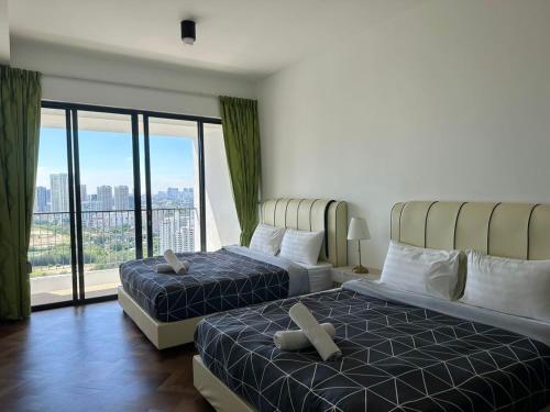 Tanjong TokongにあるLM HomeyA 3 BdRm Coastline View condo for 4-14 Pax with Netflix & Coway Water Purifierのベッド2台と大きな窓が備わるホテルルームです。