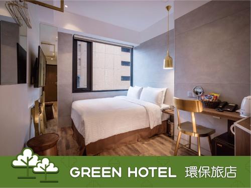 Habitación verde con cama y escritorio. en Hotel Relax 5, en Taipéi