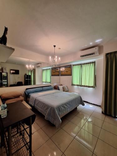 Llit o llits en una habitació de apartment maple park kemayoran