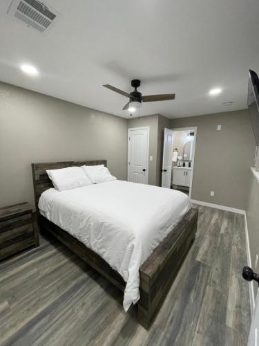 1 dormitorio con 1 cama grande y ventilador de techo en Apt 5 - Dorsey at High Plains Lodge, en Clayton