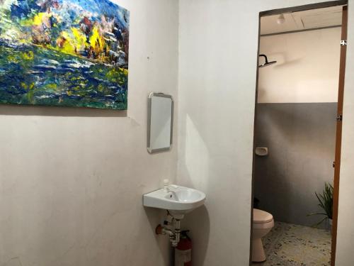 Ванная комната в TRADITIONAL PRIVATE GUESTHOUSE in PATAR BEACH
