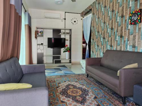 sala de estar con 2 sofás y TV en Teratak Delisha -musslim, en Kampong Jemampar