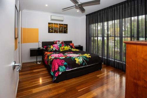 um quarto com uma cama com um cobertor colorido em Rakali's View - 7 Wetlands Close em Murray Bridge