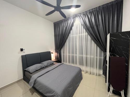 1 dormitorio con 1 cama y ventilador de techo en TZ’s Homestay Seremban en Seremban