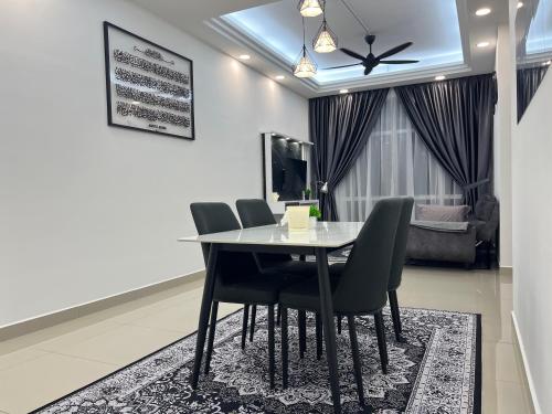 a dining room with a table and chairs at TZ’s Homestay Seremban in Seremban