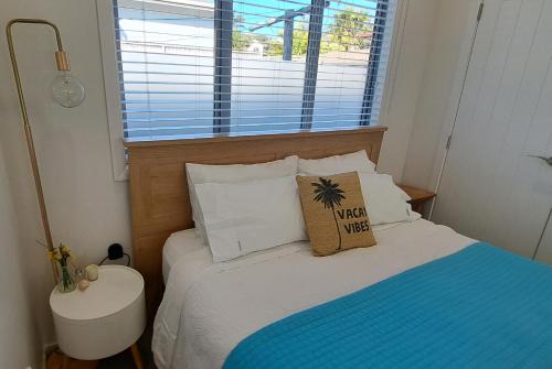 Postel nebo postele na pokoji v ubytování Guest Nest in Whitianga - 2 min walk to Beach