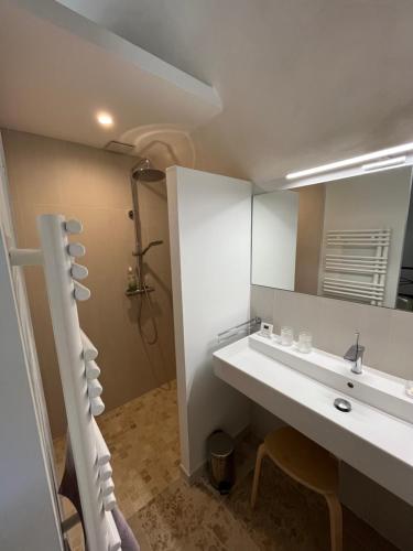une salle de bain avec un lavabo et un miroir dans l'établissement Havre de paix à Chamaret - Gite de charme en Drôme Provençale, à Chamaret