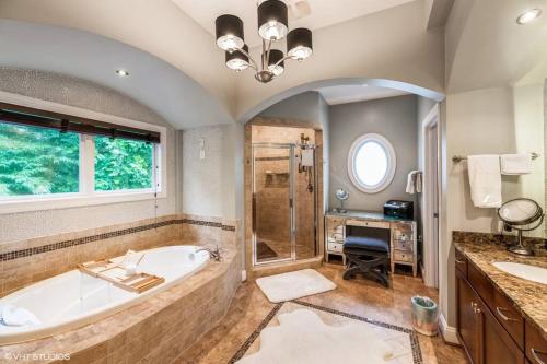 La salle de bains est pourvue d'une baignoire, d'une douche et d'un lavabo. dans l'établissement Luxury Retreat with Family Feel: Perfect Getaway!, à Leesburg